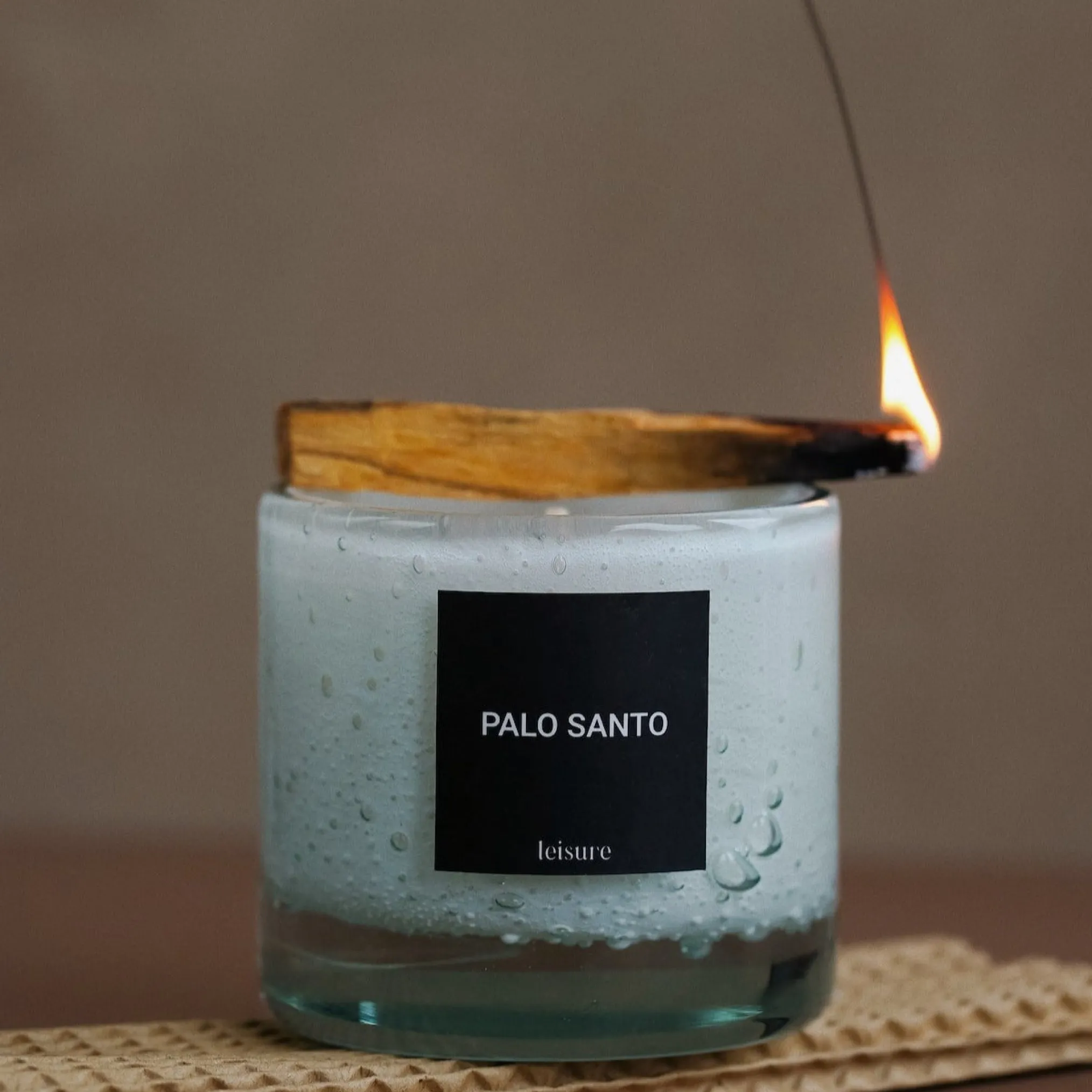 Świeca zapachowa Leisure - Palo santo